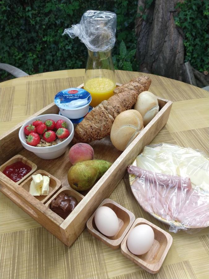 Bed and Breakfast The Walnut Tree Хеллевутслёйс Экстерьер фото